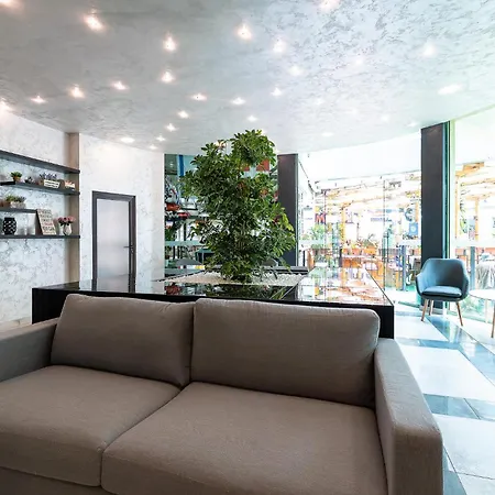 Juli Sluneční pobřeží